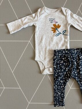 Old Navy|Baby girl Embroidered bird print onesie  & ditsy Floral leggings•••3-6M